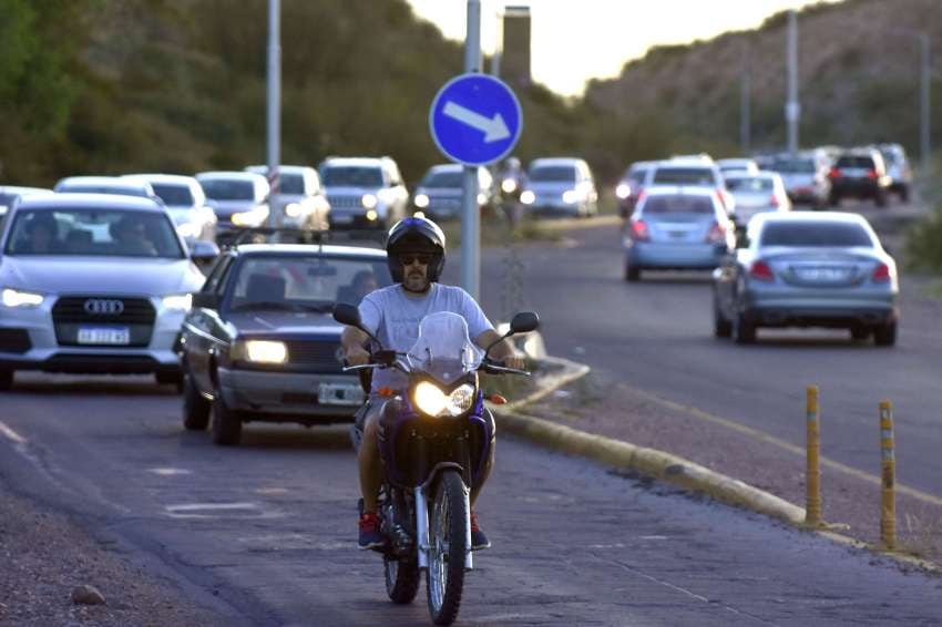 
Ruta vieja. Actualmente unos 25 mil vehículos transitan por día por este vía, que está colapsada y es poco segura.  | Foto: Diego Parés / Los Andes
   