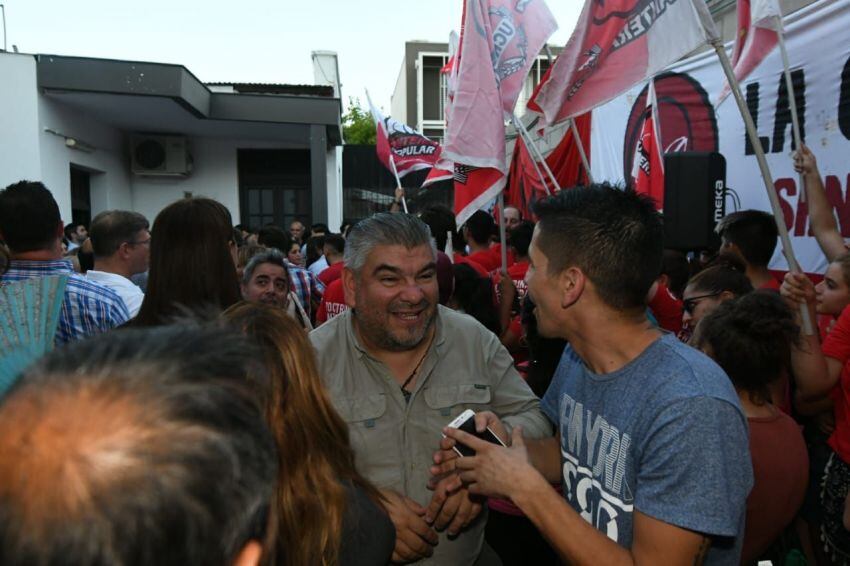 
Alegría radical en la previa de la presentación formal. | Marcelo Rolland / Los Andes
   