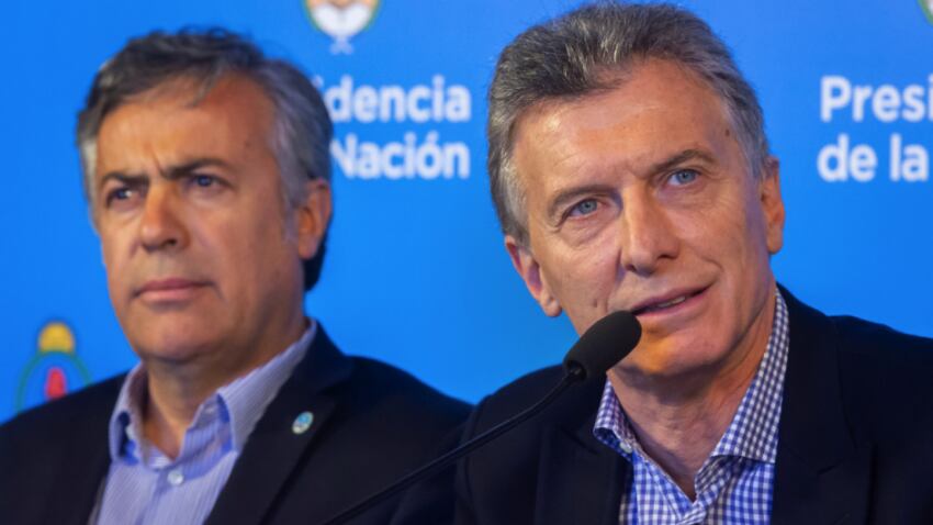 
    El gobernador de Mendoza, Alfredo Cornejo y el presidente de la Nación, Mauricio Macri. - Ignacio Blanco / Los Andes
   