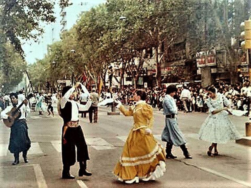 La Fiesta en el Teatro Griego, con sus fuegos artificiales y la elección de la “Reina”, la “Bendición de los Frutos”, el “Carrusel y Vía Blanca”, están cargados de simbolismo y su anual repetición favorece la cohesión social. 