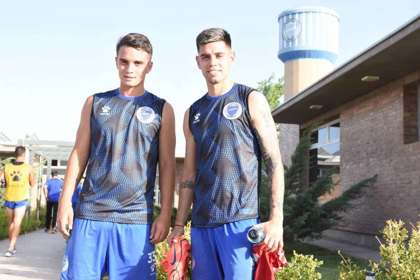 
En sociedad. Los defensores Enzo Ibáñez y Gabriel Carrasco trabajaron con el plantel tombino.  | Mariana Villa / Los Andes
   