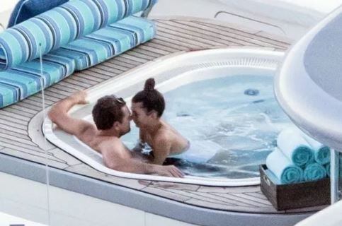 Se filtraron fotos de Leonardo DiCaprio y Camila Morrone en un jacuzzi en Italia