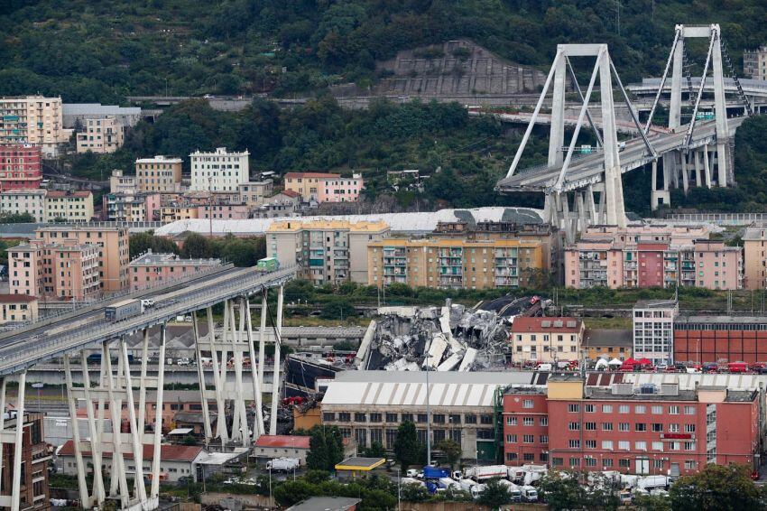 
Foto: AP | 14 de agosto de 2018, vista del puente de la autopista Morandi luego de que una sección colapsara, en Génova, al norte de Italia.
   