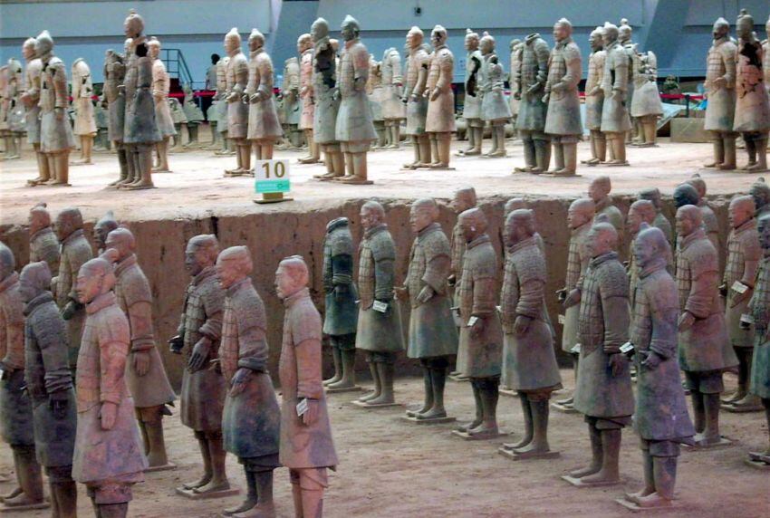 
    Custodia real. El Ejército de Terracota y los 6.000 guerreros que custodian al Emperador Qin Shi Huang en el más allá.
   