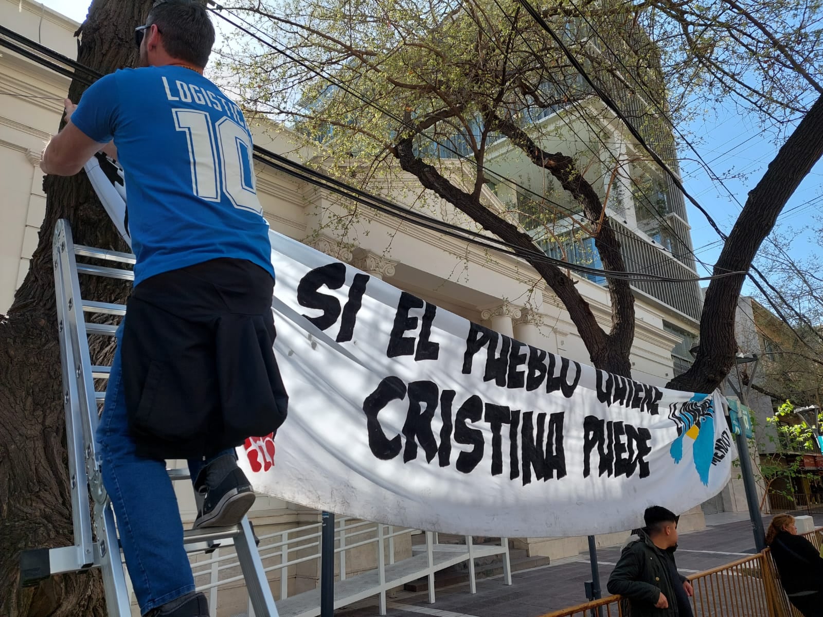 El peronismo se moviliza en Mendoza en solidaridad de Cristina Kirchner tras el atentado (Claudio Gutiérrez / Los Andes)