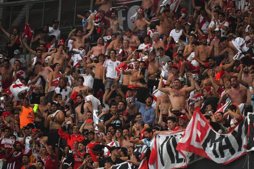 
Foto: AFP | Los fanáticos de River alientan al conjunto de Marcelo Gallardo
   