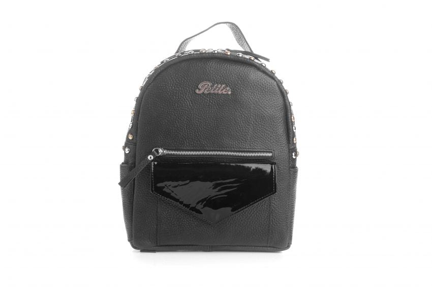 
    Mochila negra con bolsillo frontal en charol.
   