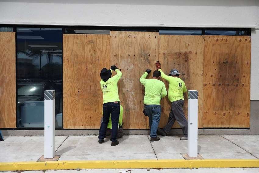 
Habitantes preparados ante la llegada del huracán Dorian. | AFP
   