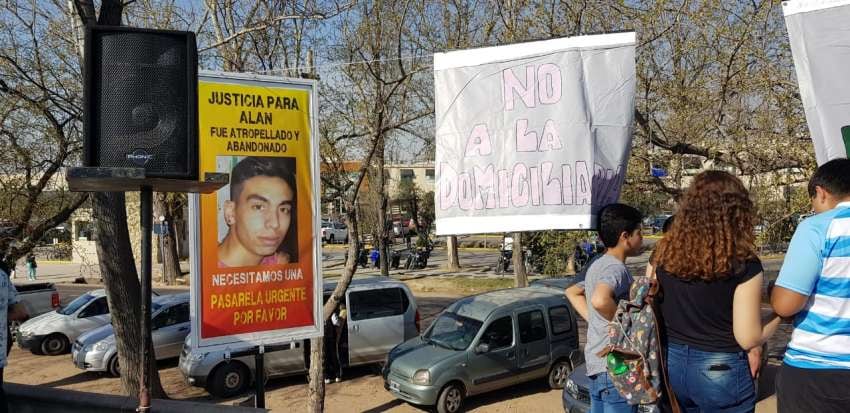 
Las pancartas y la foto de Alan.  | Gentileza
   