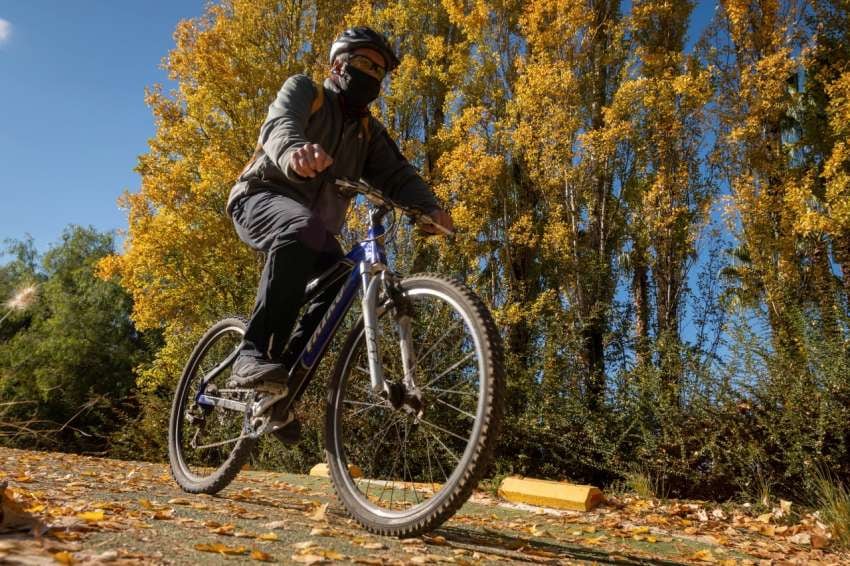 
Protección. Un ciclista pasea por una de las ciclovías del Gran Mendoza, circula con los elementos de seguridad y el tapabocas colocado | Ignacio Blanco / Los Andes
   