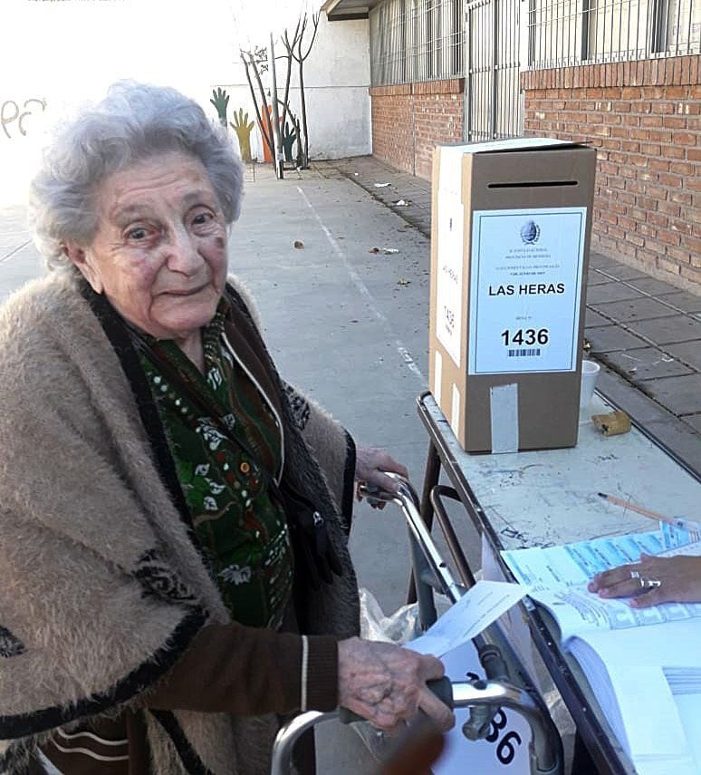 
Un siglo de vida. Josefina Nacif tiene 101 años y no se perdió la oportunidad de votar una vez más. | Diego Parés / Los Andes
   