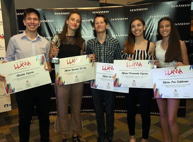 
Taekwondo. María Lourdes Di Leo, ganadora del premio, junto a Mateo Di Leo, los hermanos Cepero y María Paz Calderón.  | Marcelo Rolland / Los Andes
   