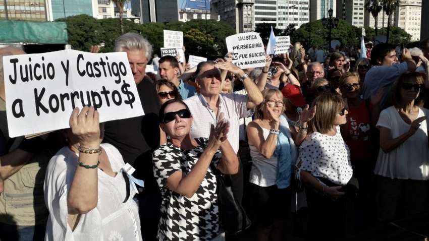 
Clarín | "Nadie que se crea dueño de una verdad se suicida", decía uno de los carteles.
   