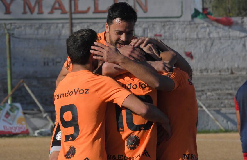 
Una maquinita. Todos los abrazos todos son para Javier Murcia, autor del primer gol del absoluto puntero de la Liga.  | Orlando Pelichotti / Los Andes
   