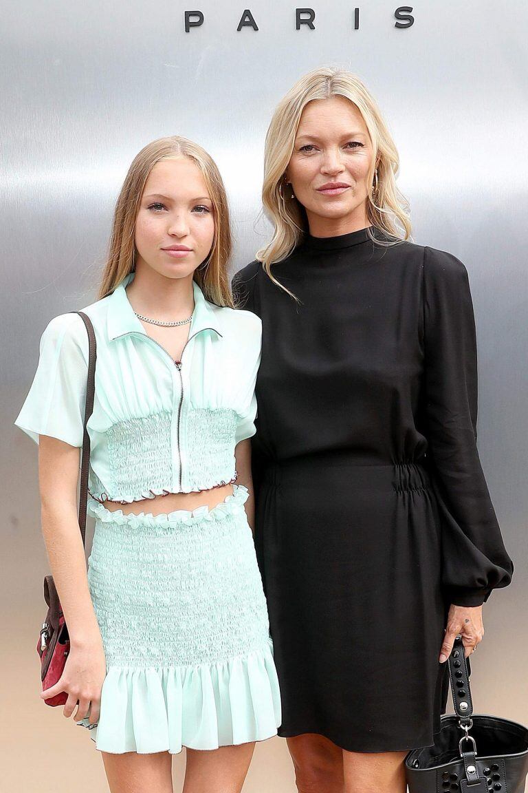  Kate Moss junto a su hija, Lila. 