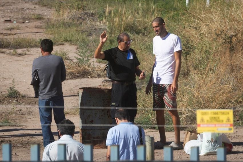 
El predio donde vive, frente al cementerio de Guaymallén, carece de servicios básicos. | Ignacio Blanco / Los Andes
   