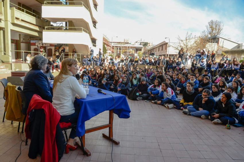 
Los candidatos a gobernador dialogaron con estudiantes del Magisterio | Gentileza
   