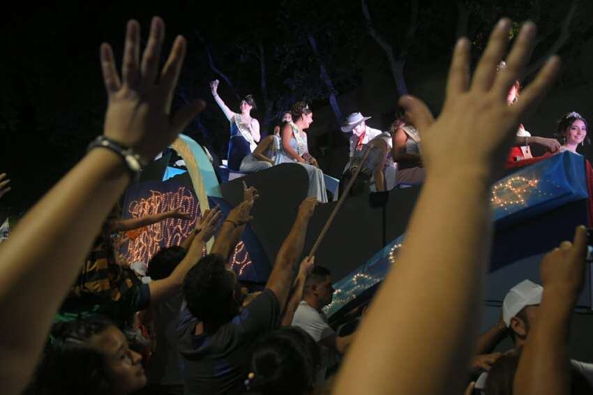 
Gran fervor popular en la calle con el paso de las reinas | Ignacio Blanco / Los Andes
   