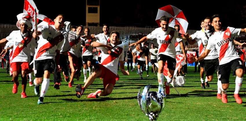 
    Los jugadores de River Plate festejan el triunfo y título de Supercopa ante Boca en un estadio Malvinas totalmente vacío. / LOS ANDES.
   