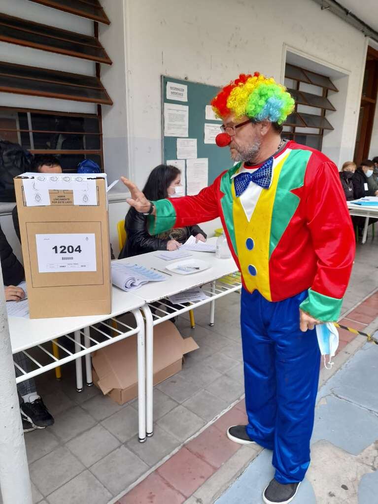 El Payaso Marulito emitiendo su voto. / Gentileza