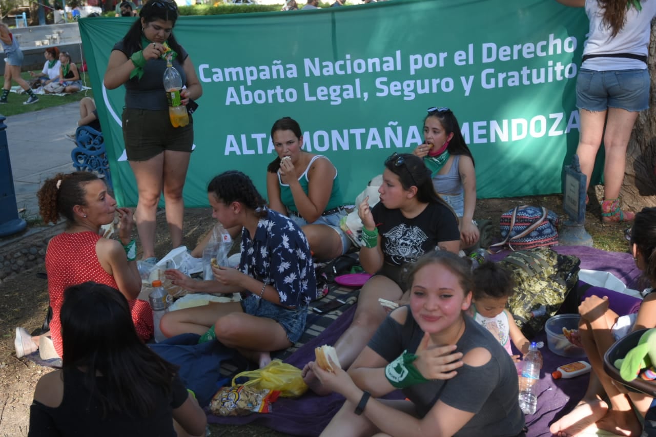 Concentración por el proyecto de Interrupción Voluntaria del Embarazo en Plaza Independencia