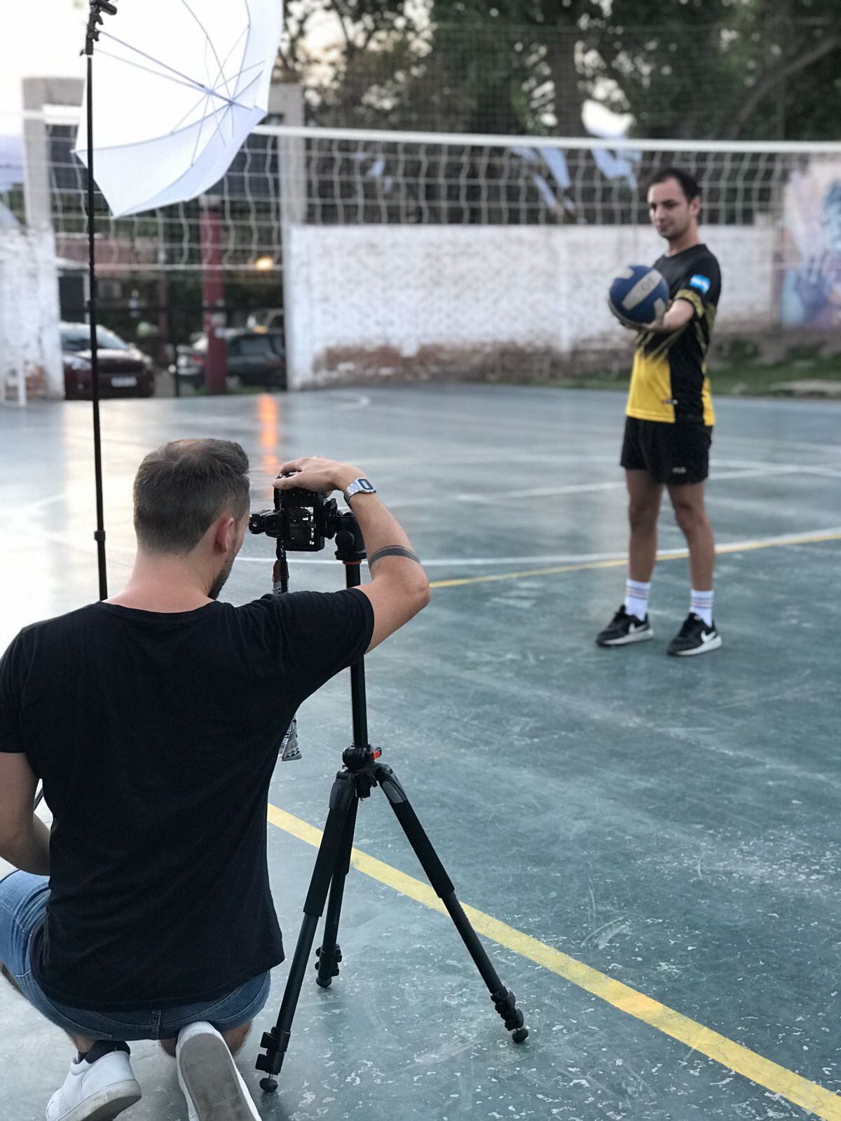 Émilien Buffard fotografiando a un deportista de la disciplina Vóley Mixto, Club Zapata de Las Heras.