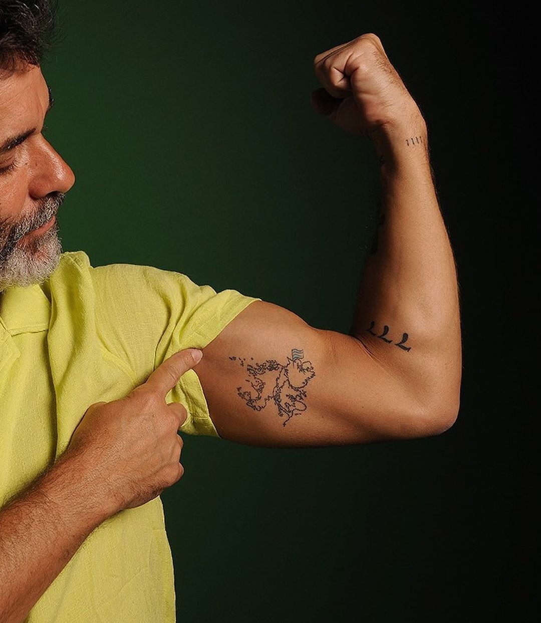 Mariano Martínez se tatuó las Islas Malvinas.