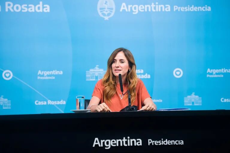 En conferencia de prensa, Tolosa Paz anunció la quita de planes sociales para algunos beneficiarios.