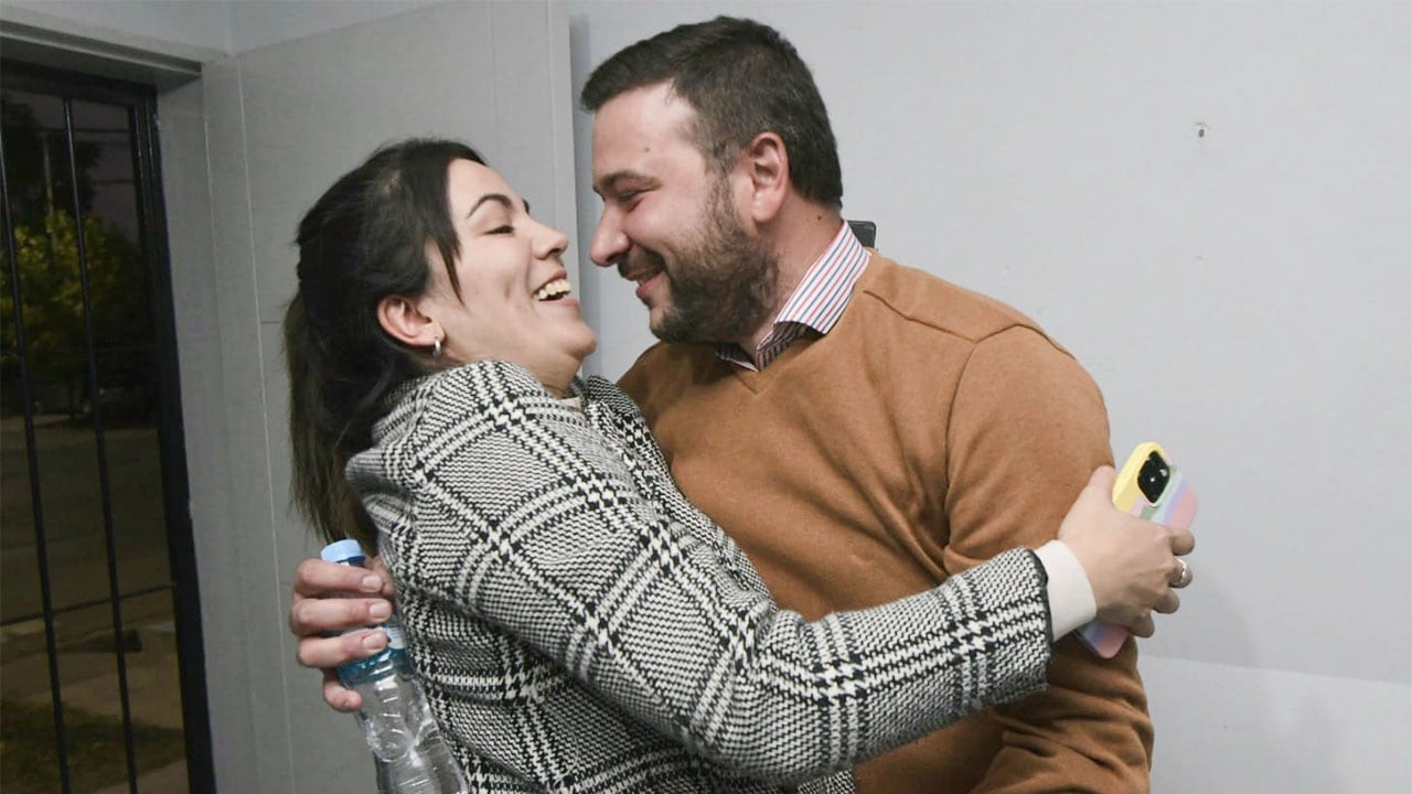 Bunkers de Cambia Mendoza en Maipú.
El candidato Mauri Pinti Clop junto a su esposa Tamara Salomón, diputada provincial .
Orlando Pelichotti / Los Andes