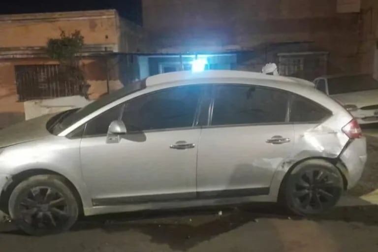 El  Citroën C4 estacionado contra el que chocó el grupo de personas que se dirigían al centro de Córdoba para festejar el bicampeonato de la Selección Argentina.