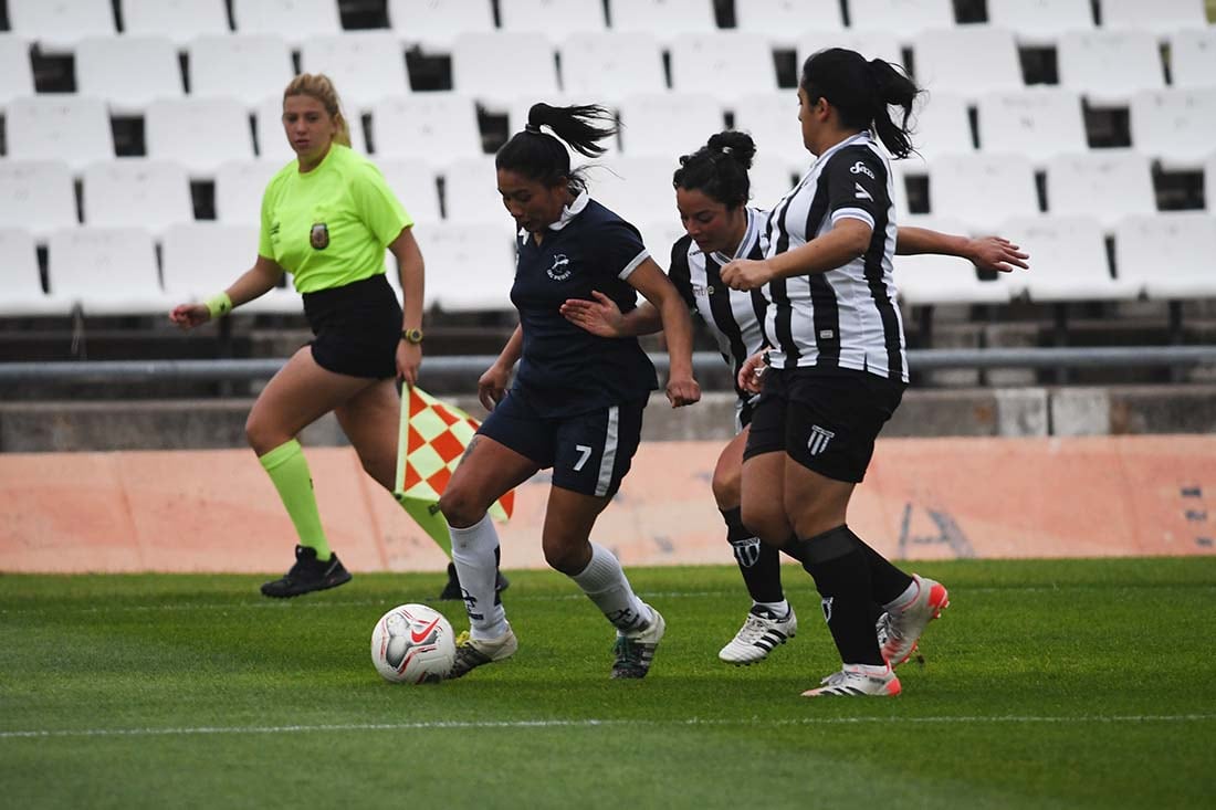 En el estadio Malvinas Argentinas se disputó la final del futbol femenino entre Las Pumas y Gimnasia y Esgrima de Mendoza.