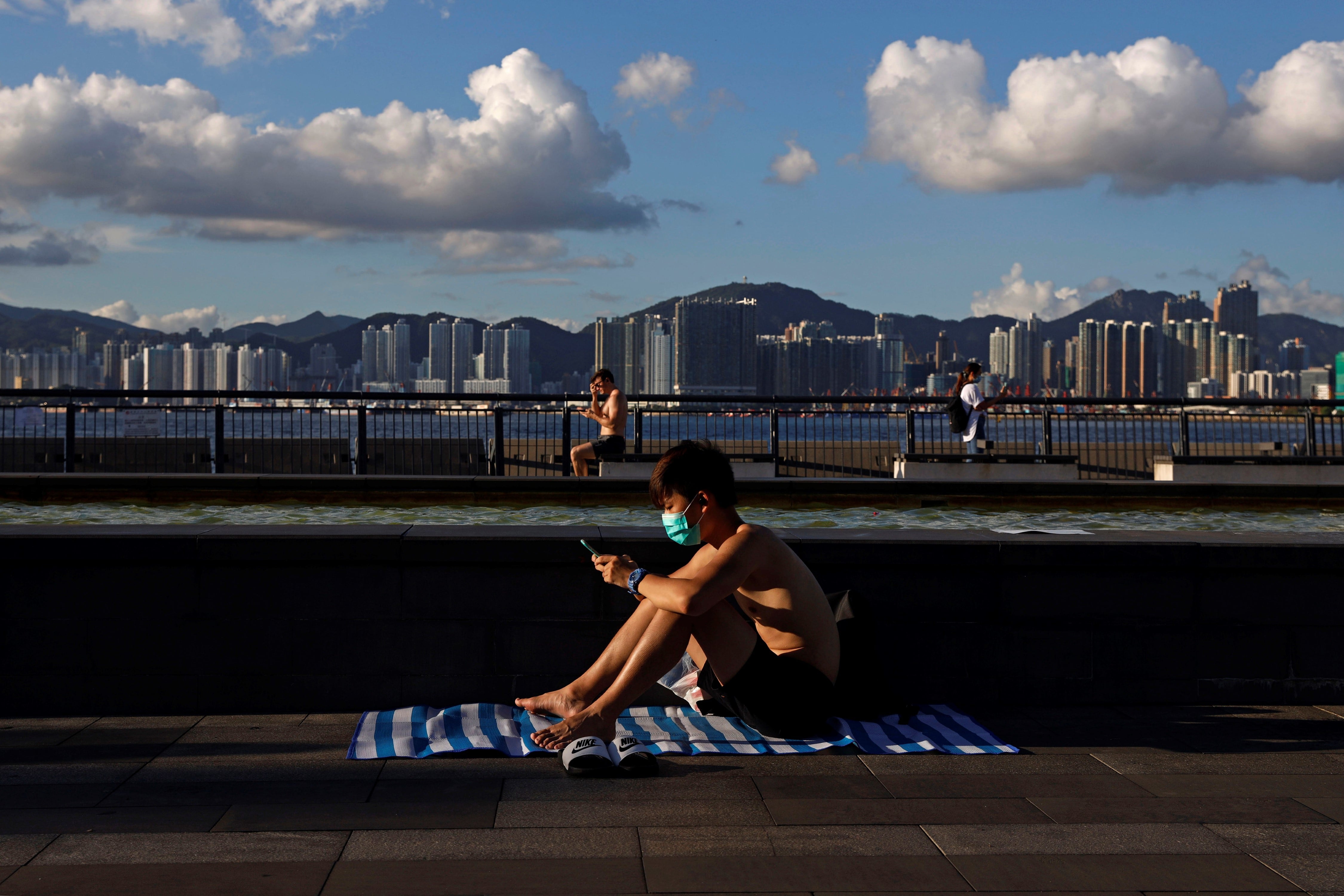 Tomando sol en un parque de Hong Kong.