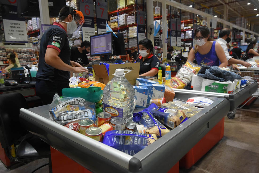 Las compras de alimentos, limpieza, y otros productos de supermercado vía web, se volvieron frecuentes durante la pandemia 