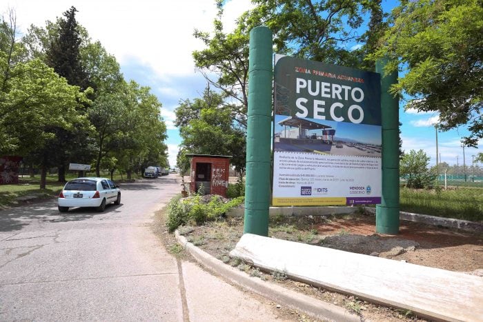 La mujer fue encontrada en una calle interna del ingreso a Puerto Seco, en Godoy Cruz.