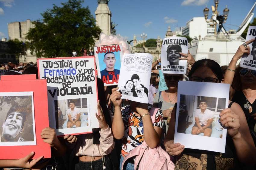 
    Vecinos y manifestantes de todas las ciudades se centran en el Congreso para acompañar a la familia. - Gentileza / Clarín
   