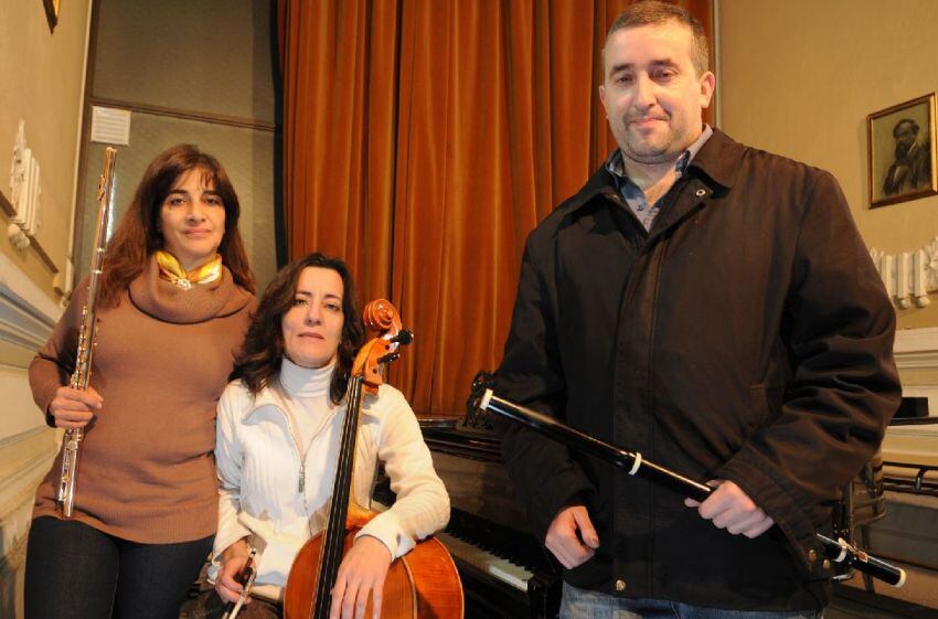 
Samira junto a Gabriela Guembe y Lucas Ramallo, parte del ensamble Doce Lius (foto: José Gutiérrez).
