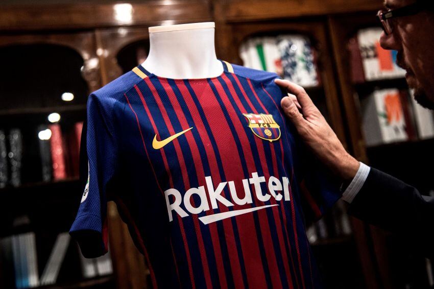 
    camiseta de fútbol del FC Barcelona usada por el jugador argentino Lionel Messi durante la temporada 2017-2018. (Foto de MARCO BERTORELLO / AFP)
   