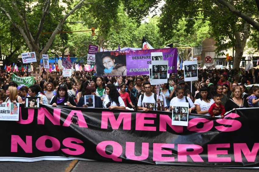 
Movilización. Comenzó en avenida San Martín y Garibaldi, continuó por Colón, Patricias Mendocinas, hasta el edificio del Poder Judicial. | José Gutiérrez / Los Andes
   