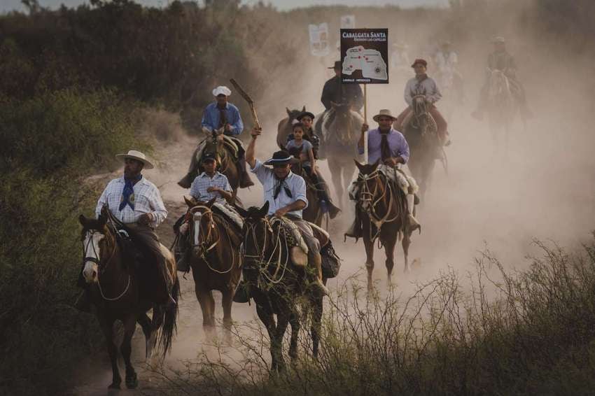 
Ignacio Blanco / 18 de abril | Cabalgata Santa por las capillas del desierto de Lavallino. La agrupación Algarrobo Histórico de Lavalle organiza todo los años una cabalgata de 4 días por las capillas de Lavalle.
   