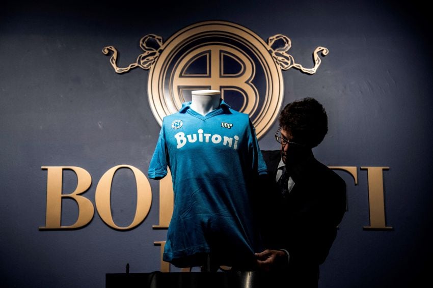 
    Camiseta de fútbol SSC Napoli usado por el legendario futbolista argentino Diego Armando Maradona durante la temporada 1986-1987. (Foto por MARCO BERTORELLO / AFP)
   