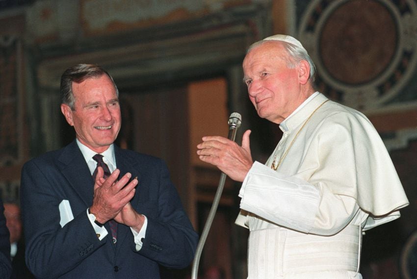 
    Bush con Juan Pablo II/Reuter
   