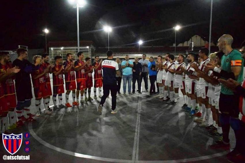 
    Jugadores de ambos equipos aplauden a Federico Pérez. / / Gentileza: Prensa ATSC FUTSAL.
   