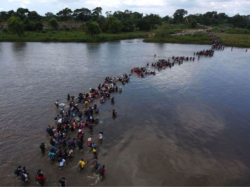 
Foto: AFP | Vista aérea de los migrantes salvadoreños que se dirigen en una caravana a los EE. UU. Cruzando el río Suchiate a México, desde Ciudad Tecún, Uman, Guatemala, el 2 de noviembre de 2018.
   