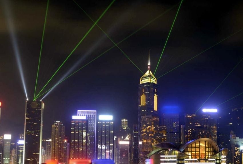 
    De lujo. Una espectacular vista nocturna de la ciudad de Hong Kong que una vez más es la más visitada por los turistas en el mundo.
   