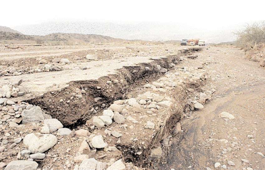 
Daños. La calzada de la ruta 84 fue prácticamente borrada por el paso del agua.  | Archivo / Los Andes
   