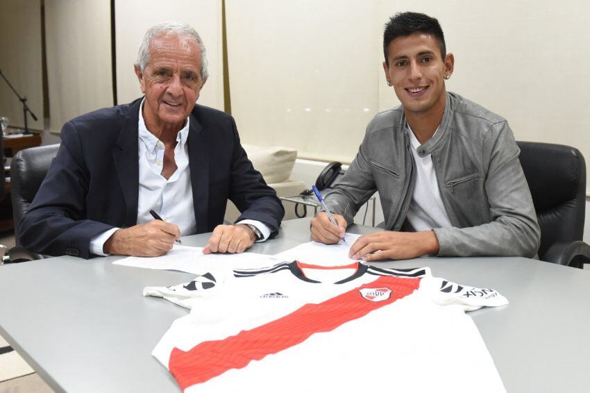 
Suerte Turco. Rodolfo D’Onofrio, presidente de River, y Fabrizio Angileri firman el contrato que une al juninse con River.  | Twitter
   