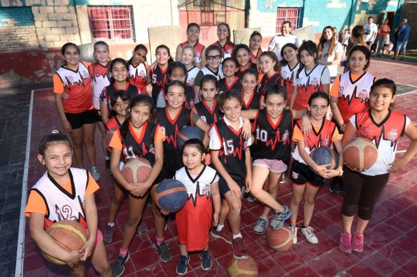 
Básquet. Esta año la escuelita de la “Juve” se completó con la sub 17. Ahora tiene chicas en todas las divisiones.  | Gustavo Rogé / Los Andes
   