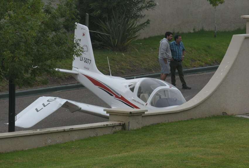 
El avión liviano hizo un aterrizaje de emergencia en una zona del barrio Palmares | Orlando Pelichotti / Los Andes
   