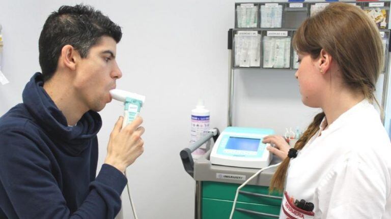 La espirometría es un estudio que sirve para evaluar la función de los pulmones. Se utiliza para diagnosticar y realizar el seguimiento de enfermedades como la bronquitis crónica, enfisema (EPOC) y asma.

