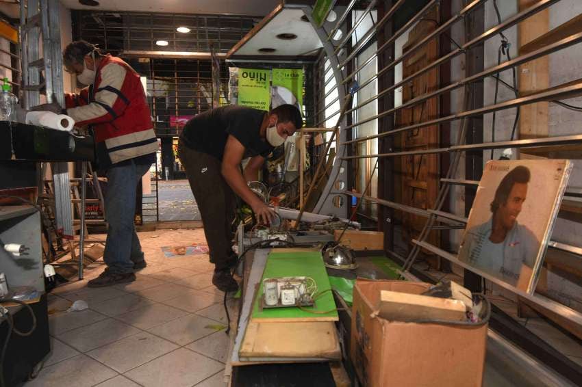 
Empleados desmantelan una casa de música en la ciudad | Foto Jose Gutiérrez / Los Andes
   